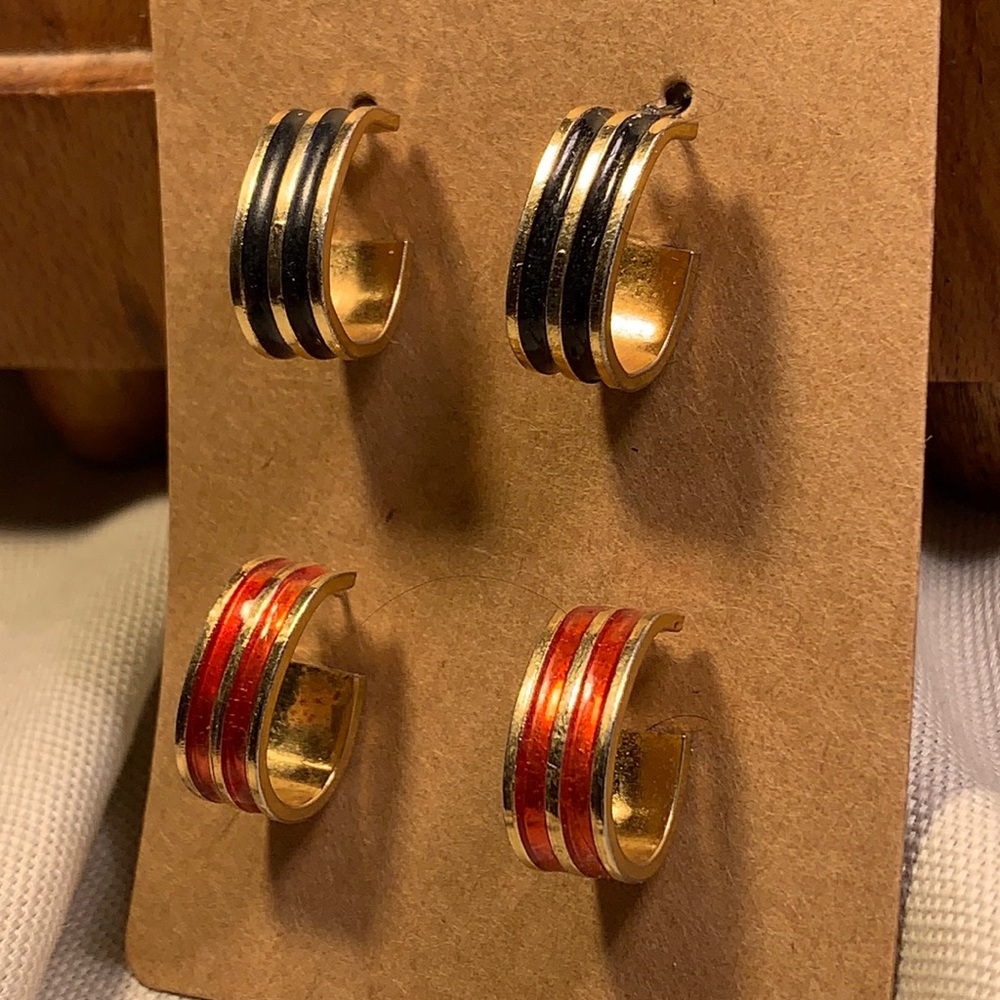 Bundle of two pairs of earrings enamel half hoop
